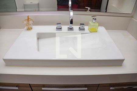 Casa à venda com 313m², 4 quartos e 3 vagas Casa à venda com 313m², 4 quartos e 3 vagasBanheiro