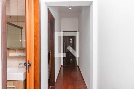 Casa à venda com 313m², 4 quartos e 3 vagas Casa à venda com 313m², 4 quartos e 3 vagasCorredor
