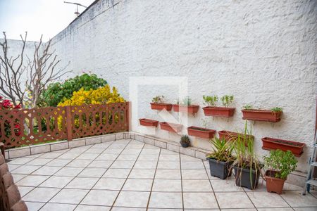 Casa à venda com 313m², 4 quartos e 3 vagas Casa à venda com 313m², 4 quartos e 3 vagasVaranda