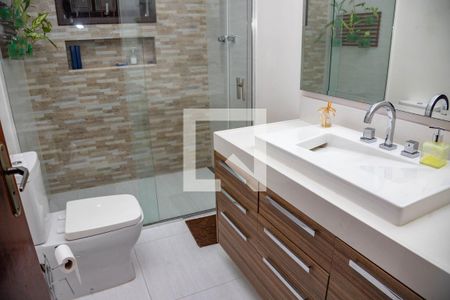 Casa à venda com 313m², 4 quartos e 3 vagas Casa à venda com 313m², 4 quartos e 3 vagasBanheiro social 2