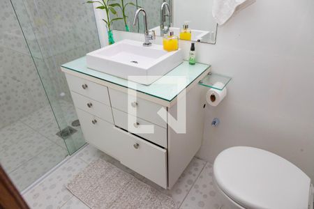 Casa à venda com 313m², 4 quartos e 3 vagas Casa à venda com 313m², 4 quartos e 3 vagasEdícula - banheiro