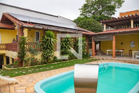 Casa à venda com 313m², 4 quartos e 3 vagas Casa à venda com 313m², 4 quartos e 3 vagasPiscina