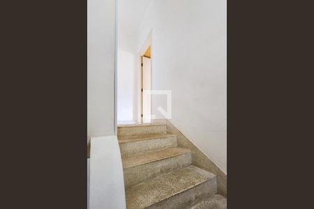 Casa à venda com 160m², 2 quartos e 2 vagasEscada