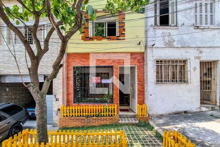 Casa à venda com 150m², 3 quartos e sem vaga Casa à venda com 150m², 3 quartos e sem vagaFachada