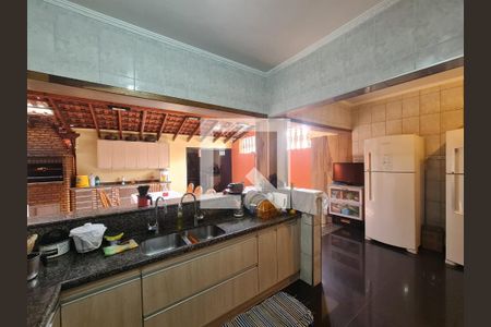 Casa à venda com 315m², 4 quartos e 4 vagas Casa à venda com 315m², 4 quartos e 4 vagasCozinha e Area Gourmet