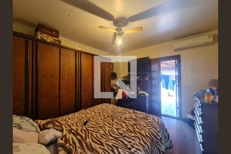 Casa à venda com 315m², 4 quartos e 4 vagas Casa à venda com 315m², 4 quartos e 4 vagasSuíte