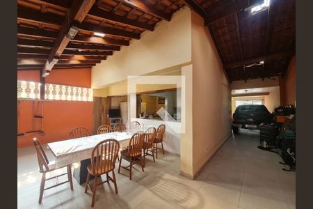 Casa à venda com 315m², 4 quartos e 4 vagas Casa à venda com 315m², 4 quartos e 4 vagasCozinha e Area Gourmet