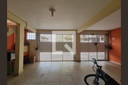Casa à venda com 315m², 4 quartos e 4 vagas Casa à venda com 315m², 4 quartos e 4 vagasGaragem