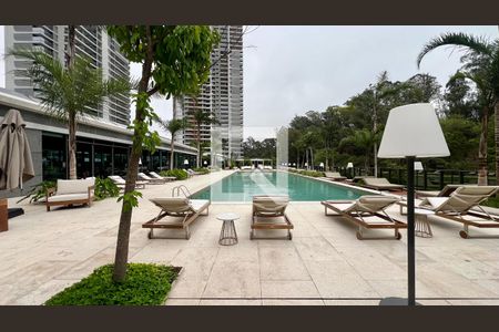 Apartamento à venda com 186m², 4 quartos e 3 vagas Apartamento à venda com 186m², 4 quartos e 3 vagasÁrea Comum - Piscina