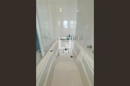 Casa de condomínio à venda com 453m², 3 quartos e 4 vagasBanheiro da Suíte 3