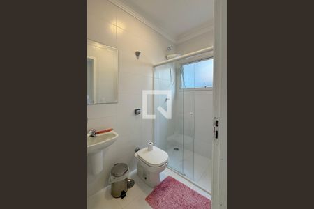 Casa de condomínio à venda com 453m², 3 quartos e 4 vagasBanheiro de serviço