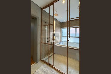 Casa de condomínio à venda com 453m², 3 quartos e 4 vagasBanheiro da Suíte 1