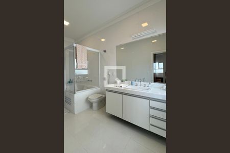 Casa de condomínio à venda com 453m², 3 quartos e 4 vagasBanheiro da Suíte 3