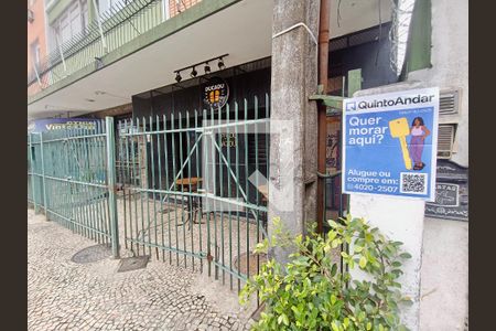 Apartamento para alugar com 96m², 2 quartos e sem vagaFachada com cartaz QA