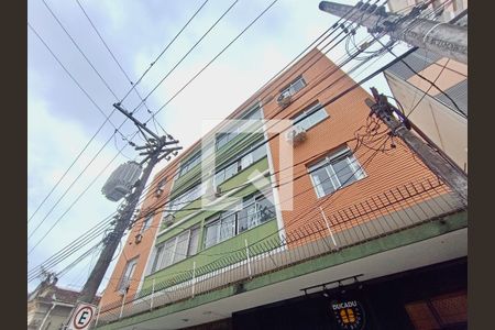 Apartamento para alugar com 96m², 2 quartos e sem vagaFachada com cartaz QA