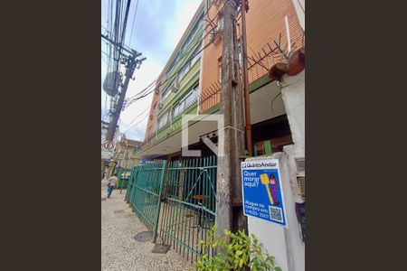 Apartamento para alugar com 96m², 2 quartos e sem vagaFachada com cartaz QA