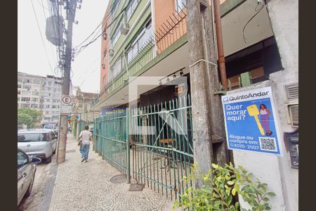 Apartamento para alugar com 96m², 2 quartos e sem vagaFachada com cartaz QA