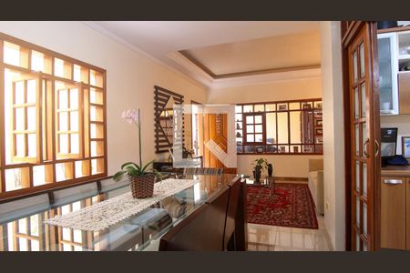 Casa à venda com 220m², 3 quartos e 2 vagasSala