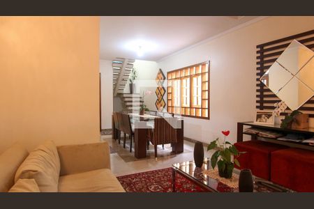 Casa à venda com 220m², 3 quartos e 2 vagasSala