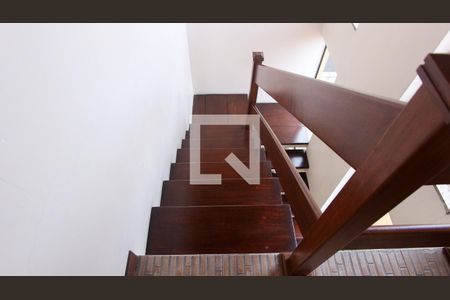 Casa à venda com 220m², 3 quartos e 2 vagasEscada