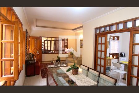 Casa à venda com 220m², 3 quartos e 2 vagasSala