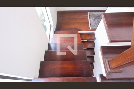 Casa à venda com 220m², 3 quartos e 2 vagasEscada