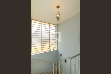 Casa à venda com 161m², 3 quartos e 2 vagas Casa à venda com 161m², 3 quartos e 2 vagasEscada