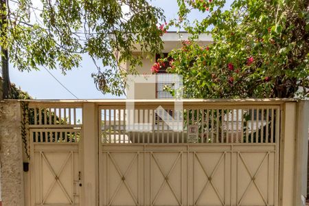 Casa à venda com 161m², 3 quartos e 2 vagas Casa à venda com 161m², 3 quartos e 2 vagasFachada