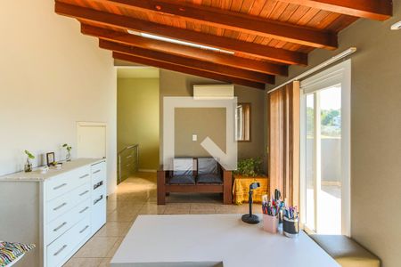 Casa à venda com 244m², 3 quartos e 2 vagasEscritório