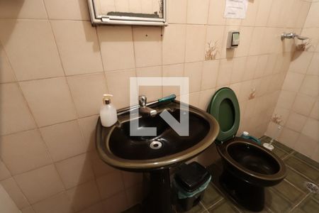 Casa à venda com 328m², 2 quartos e 2 vagasBanheiro 4