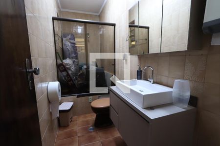 Casa à venda com 328m², 2 quartos e 2 vagasBanheiro da Suíte 2