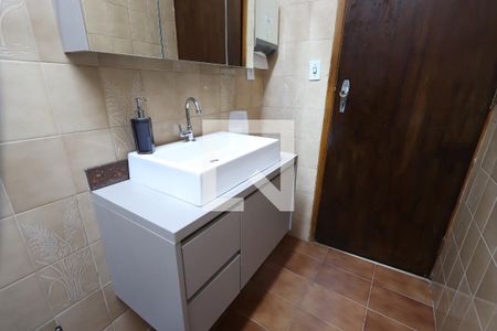 Casa à venda com 328m², 2 quartos e 2 vagasBanheiro da Suíte 2