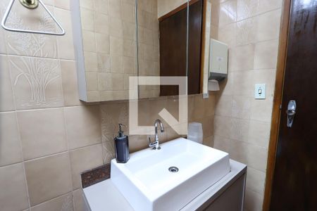 Casa à venda com 328m², 2 quartos e 2 vagasBanheiro da Suíte 2