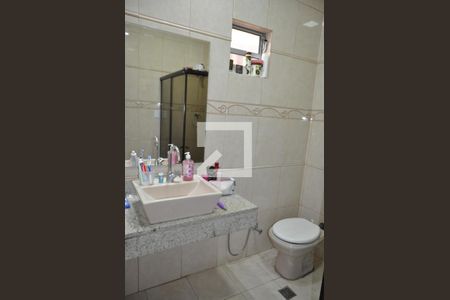 Casa à venda com 200m², 3 quartos e 4 vagasBanheiro do Quarto 1