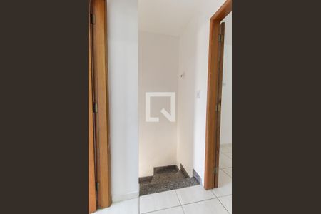 Casa de condomínio à venda com 80m², 2 quartos e 2 vagas Casa de condomínio à venda com 80m², 2 quartos e 2 vagasEscada