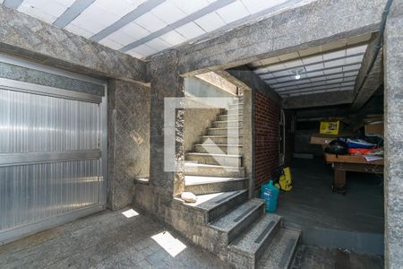 Casa para alugar com 200m², 3 quartos e 4 vagasGaragem - Escada de acesso