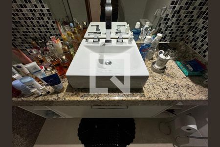 Apartamento à venda com 370m², 4 quartos e 3 vagas Apartamento à venda com 370m², 4 quartos e 3 vagasSuíte 1 - Banheiro