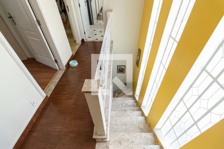 Casa à venda com 201m², 4 quartos e 4 vagasCorredor e escadas