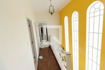 Casa à venda com 201m², 4 quartos e 4 vagasCorredor e escadas