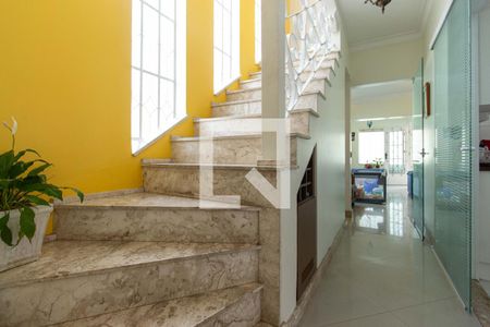 Casa à venda com 201m², 4 quartos e 4 vagasCorredor e escadas