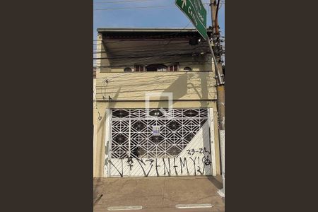 Casa à venda com 141m², 4 quartos e 2 vagas Casa à venda com 141m², 4 quartos e 2 vagasFachada