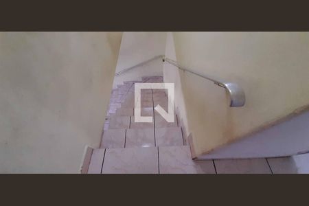 Casa à venda com 141m², 4 quartos e 2 vagas Casa à venda com 141m², 4 quartos e 2 vagasEscada