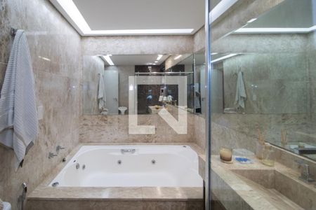 Apartamento à venda com 222m², 4 quartos e 4 vagasBanheiro da Suíte 2