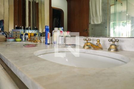 Casa à venda com 985m², 5 quartos e 5 vagas Casa à venda com 985m², 5 quartos e 5 vagasBanheiro da Suíte 1