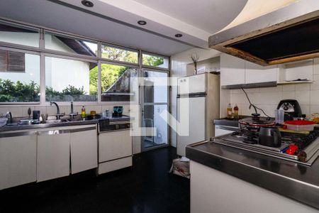 Casa à venda com 985m², 5 quartos e 5 vagas Casa à venda com 985m², 5 quartos e 5 vagasCozinha