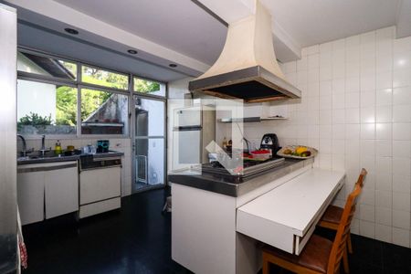 Casa à venda com 985m², 5 quartos e 5 vagas Casa à venda com 985m², 5 quartos e 5 vagasCozinha