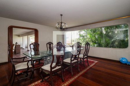 Casa à venda com 985m², 5 quartos e 5 vagas Casa à venda com 985m², 5 quartos e 5 vagasSala de Jantar