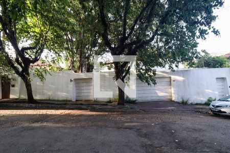 Casa à venda com 985m², 5 quartos e 5 vagas Casa à venda com 985m², 5 quartos e 5 vagasFachada