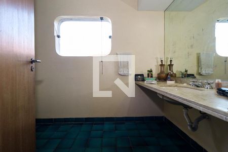 Casa à venda com 985m², 5 quartos e 5 vagas Casa à venda com 985m², 5 quartos e 5 vagasBanheiro da Suíte 2