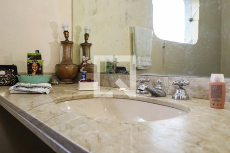 Casa à venda com 985m², 5 quartos e 5 vagas Casa à venda com 985m², 5 quartos e 5 vagasBanheiro da Suíte 2